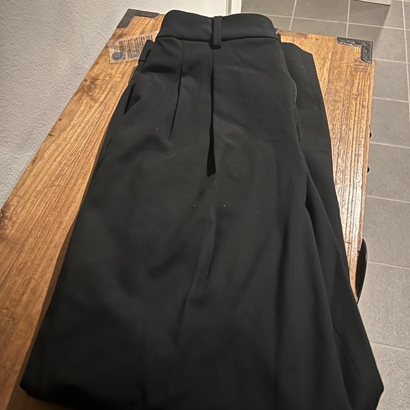 Brand new Uniqlo pleated wide pants- new without tags - Picture 3 of 3